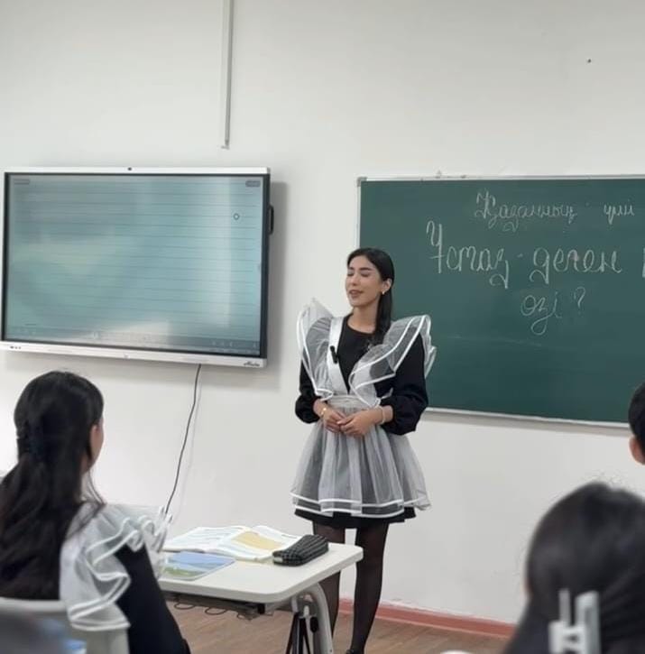 Бүгін 11-сынып оқушылары ұстаздар мерекесіне орай өздерінің ыстық ықыластарын білдіріп, жүрекжарды құттықтауларын жеткізді.