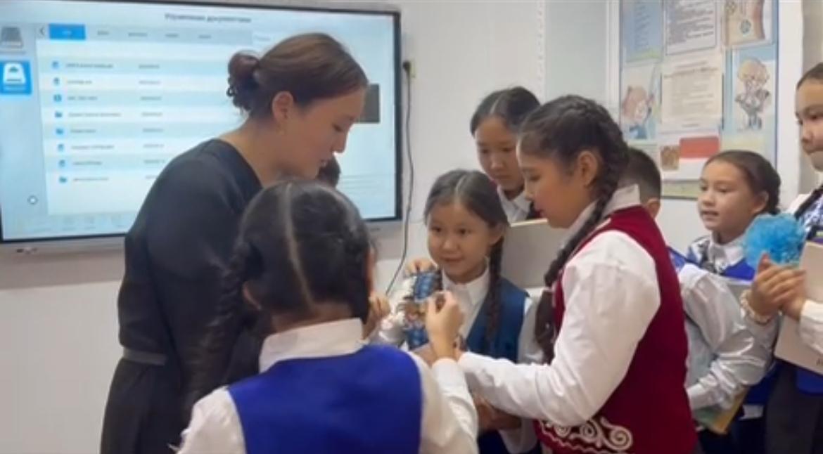 29.09 күні қазақ тілі пәнінен 5 “в” сыныбына “Ұлттық киім-асыл мұра” тақырыбында ашық сабақ өтті.